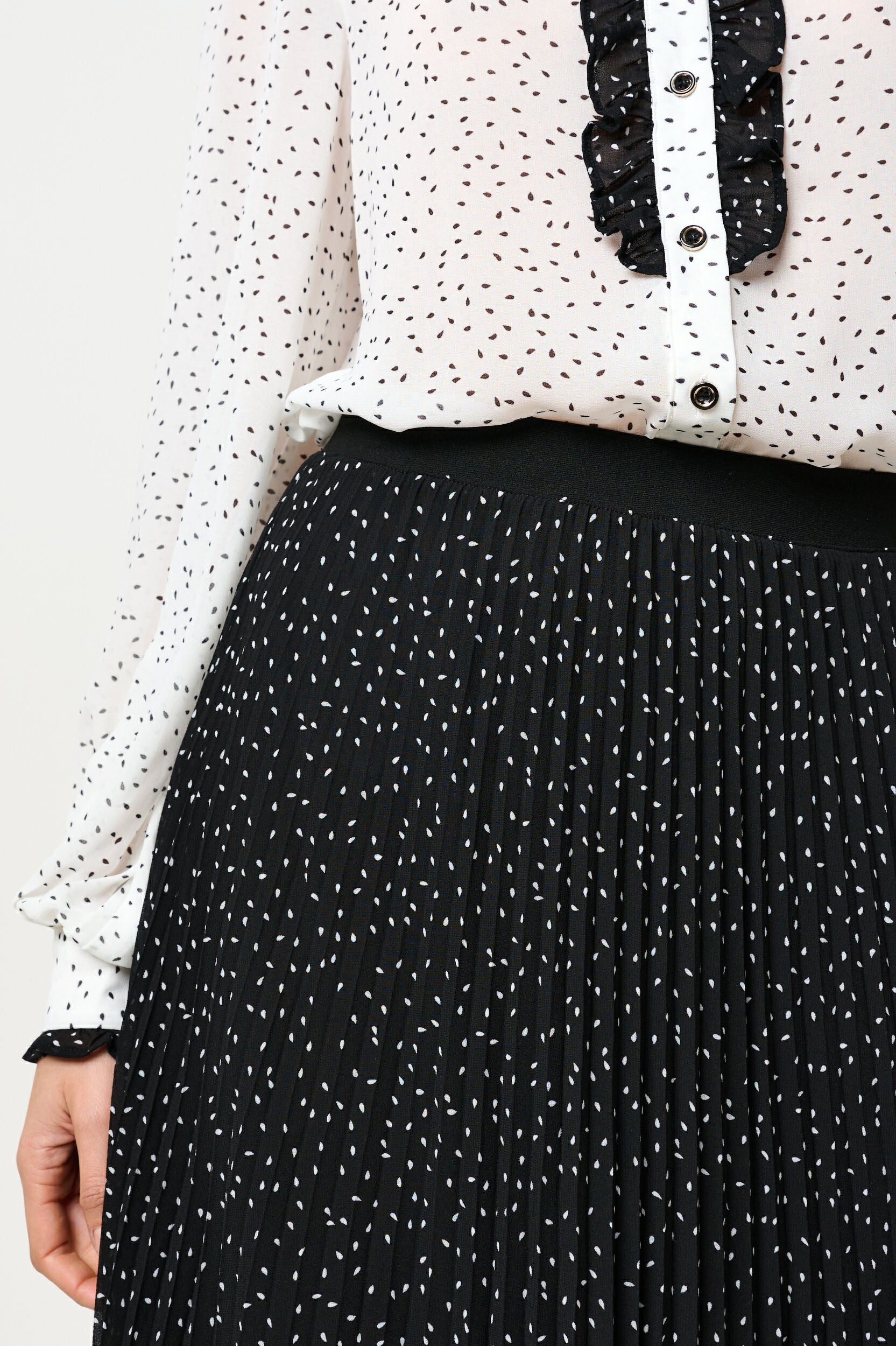 Riley Raindrop Pleated Midi Skirt - Black - Detail 2