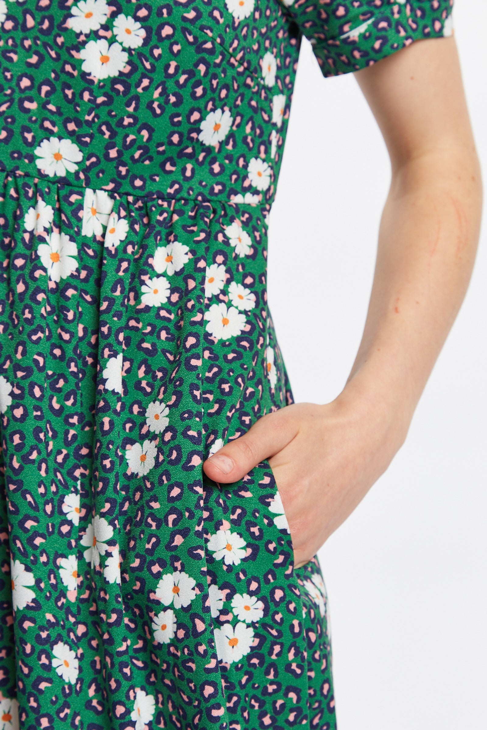Louche Stasia Roaring Daisy Print V Back Puff Sleeve Midi Dress - Green - Detail 2