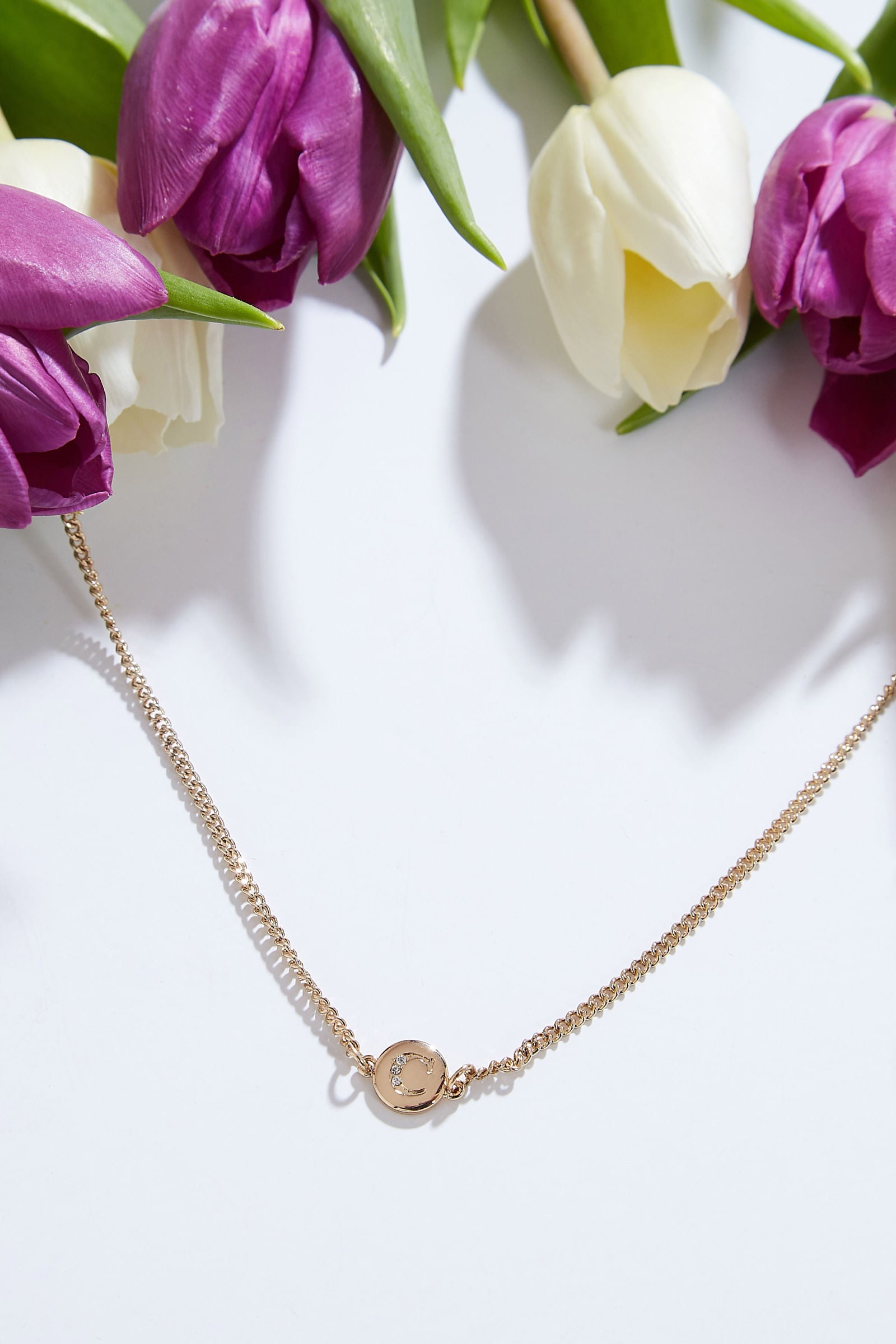Louche Letter Disc Necklace Gold - Detail 6