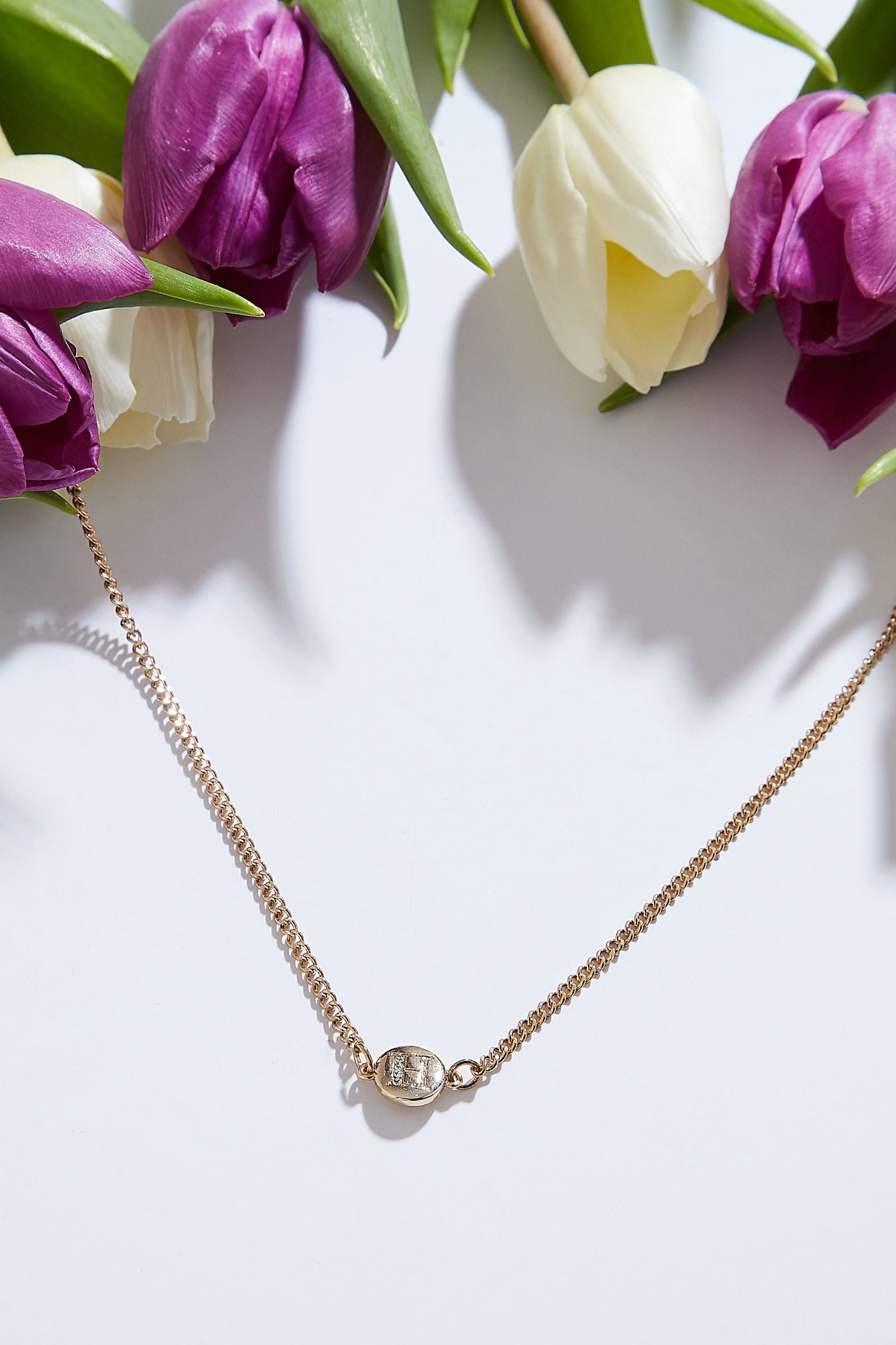 Louche Letter Disc Necklace Gold - Detail 1