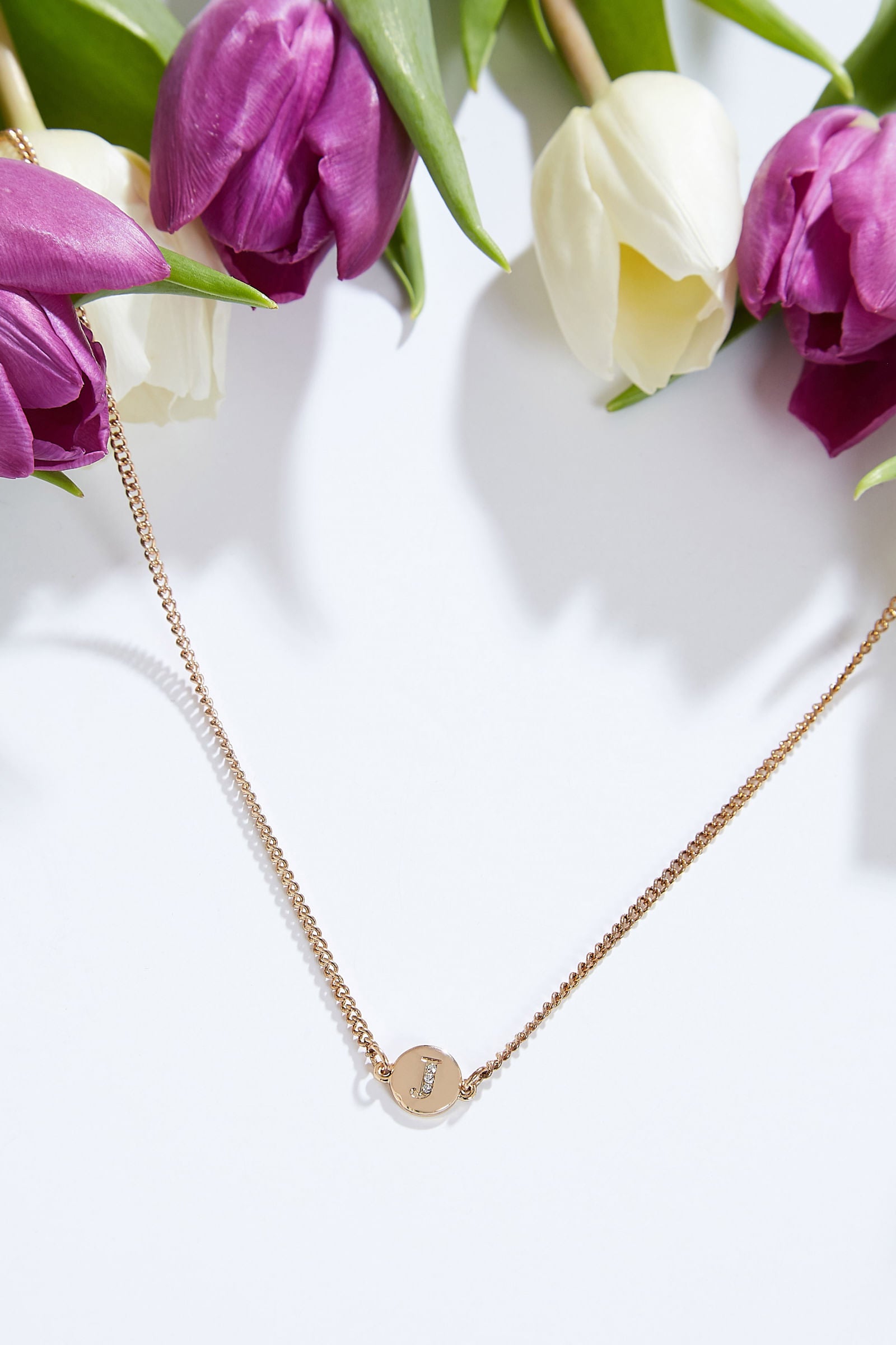 Louche Letter Disc Necklace Gold - Detail 7