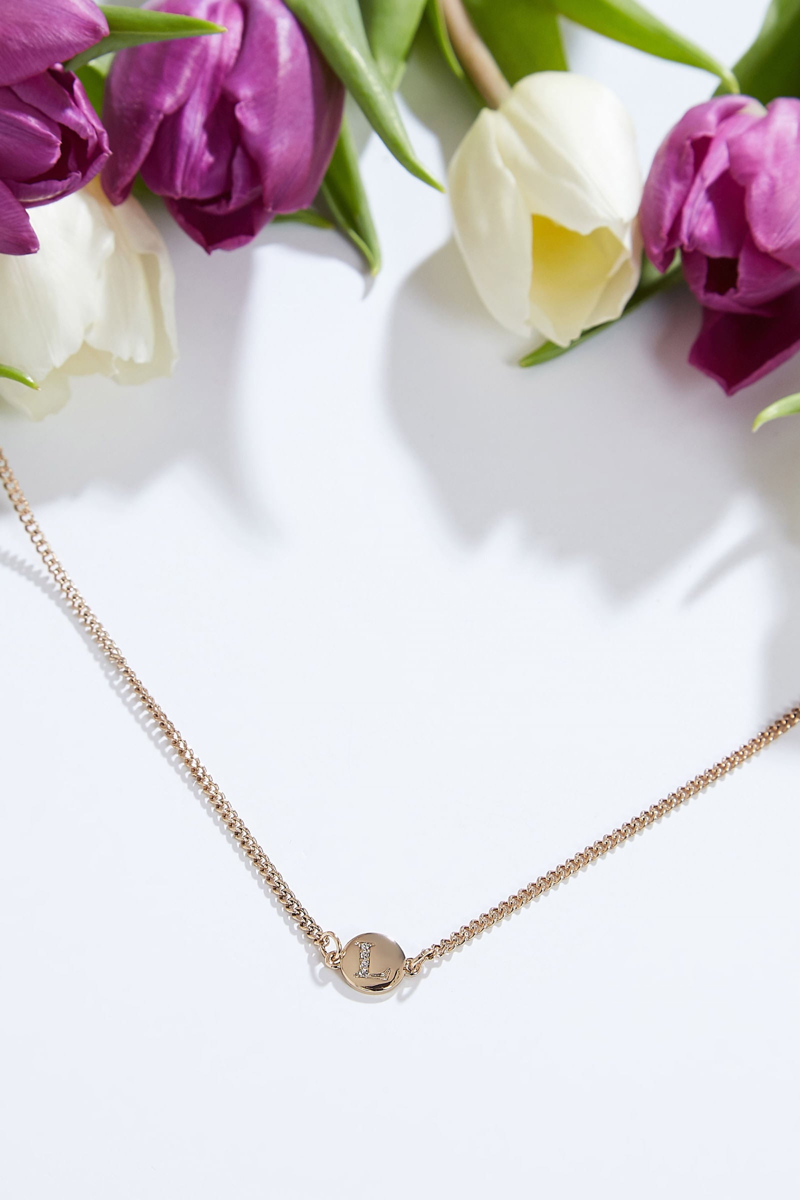 Louche Letter Disc Necklace Gold - Detail 3