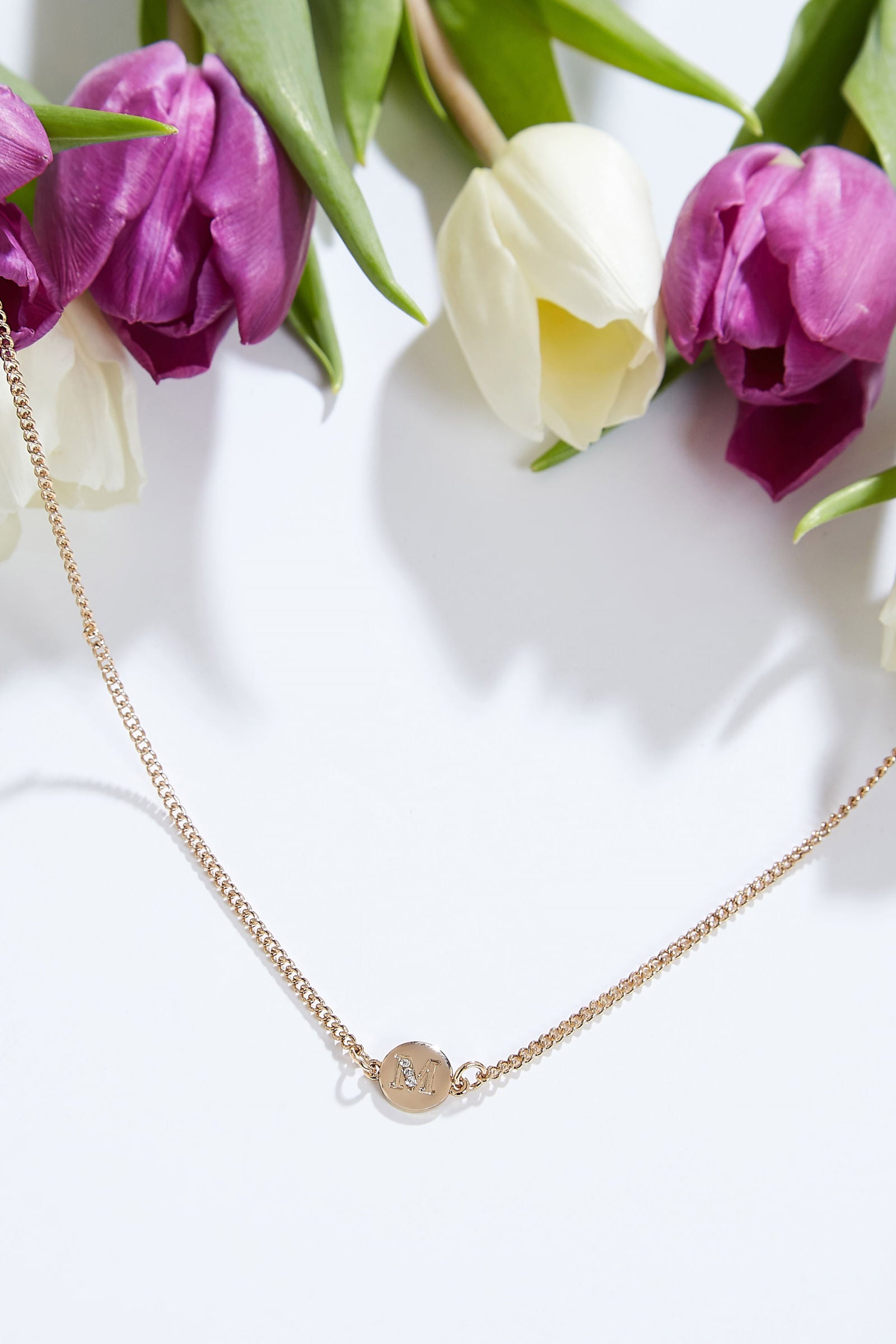 Louche Letter Disc Necklace Gold - Detail 8