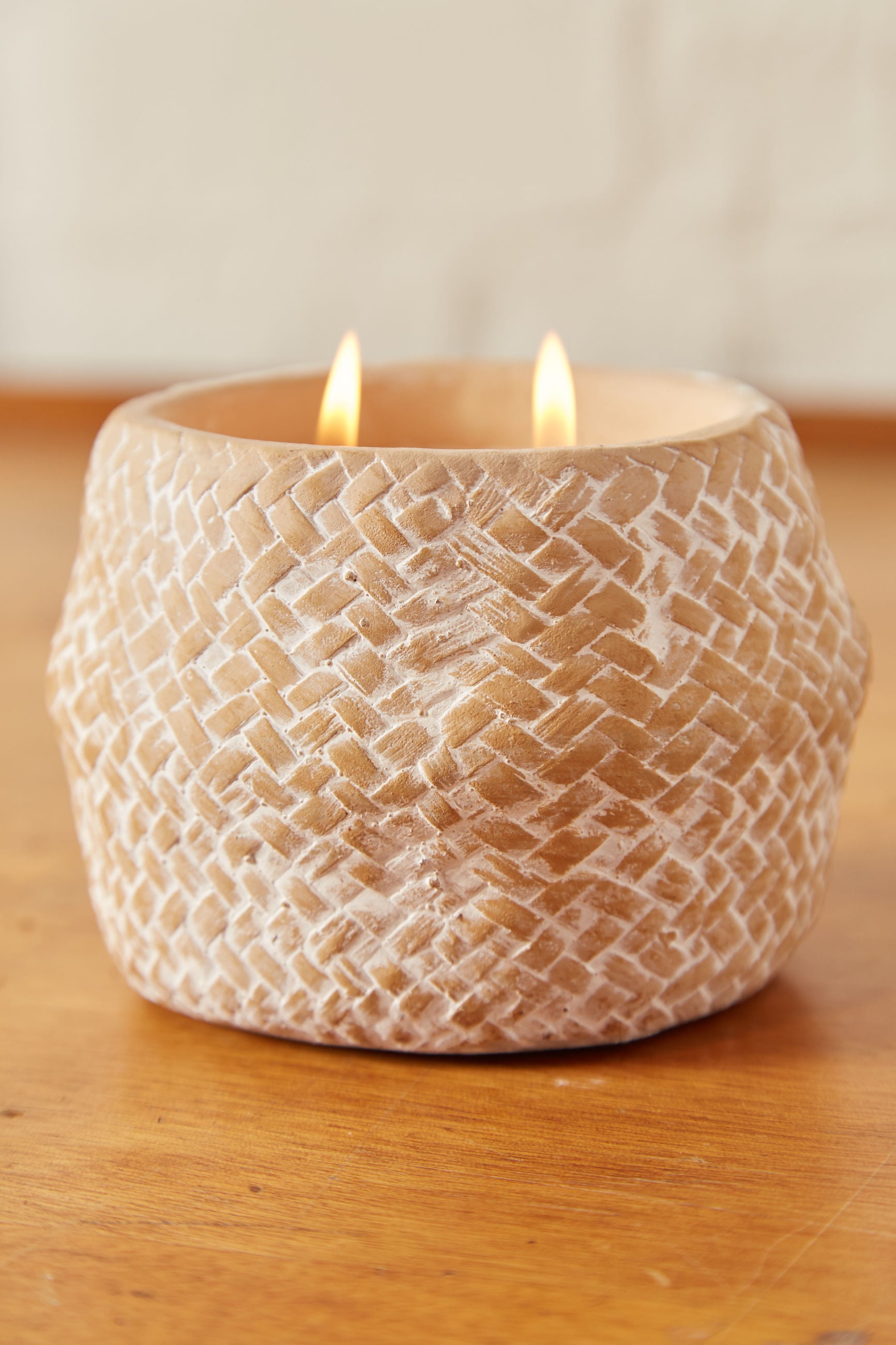 Weave Effect 2 Wick Candle - Detail 1
