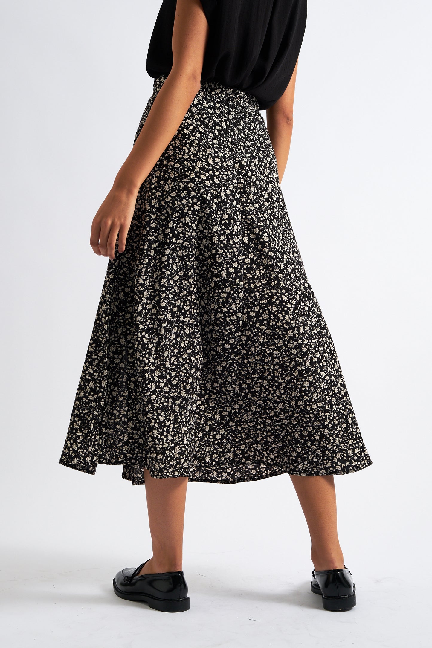 Barney Floral Print Midi Skirt in Black