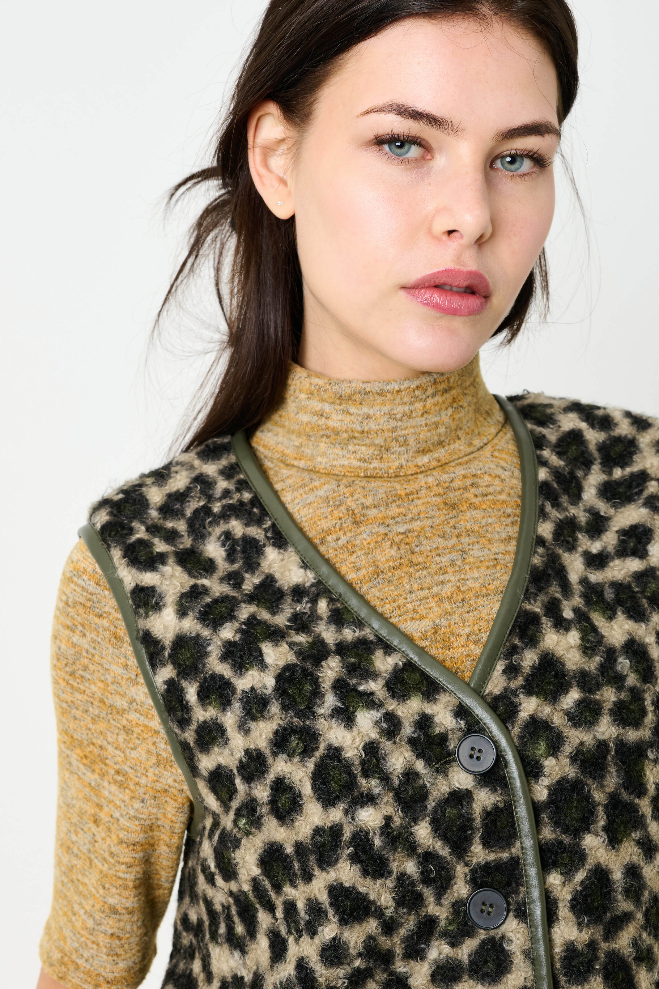 Chris Animal Print Gilet - Green - Detail 1