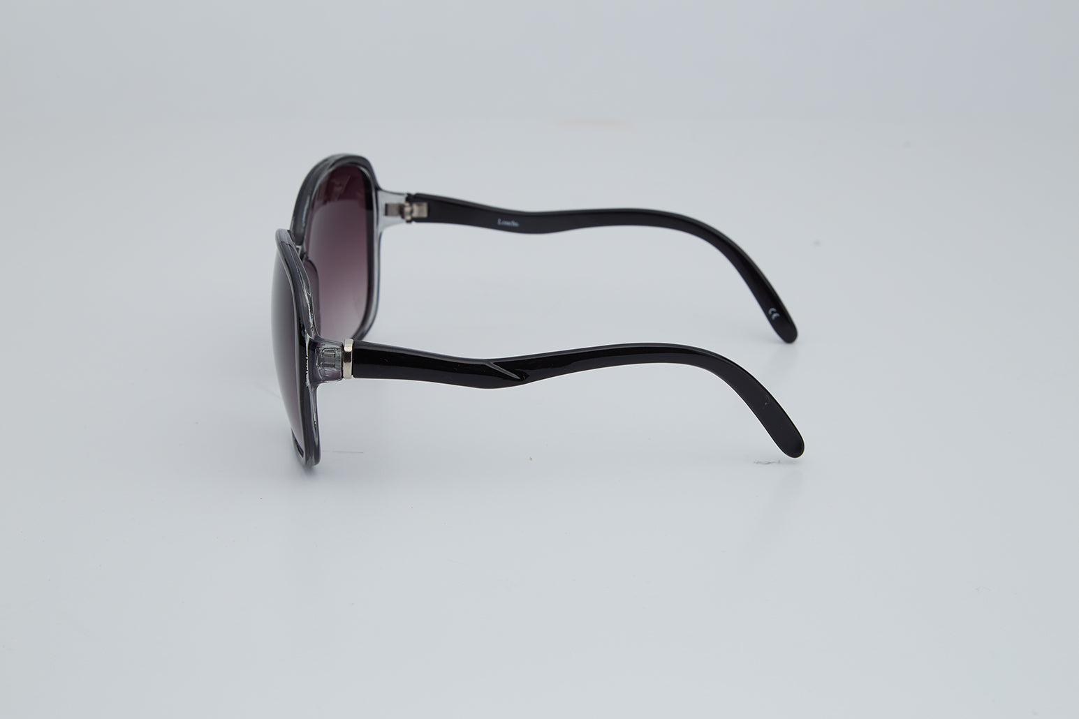 Kauri Black Sunglasses - Detail 1