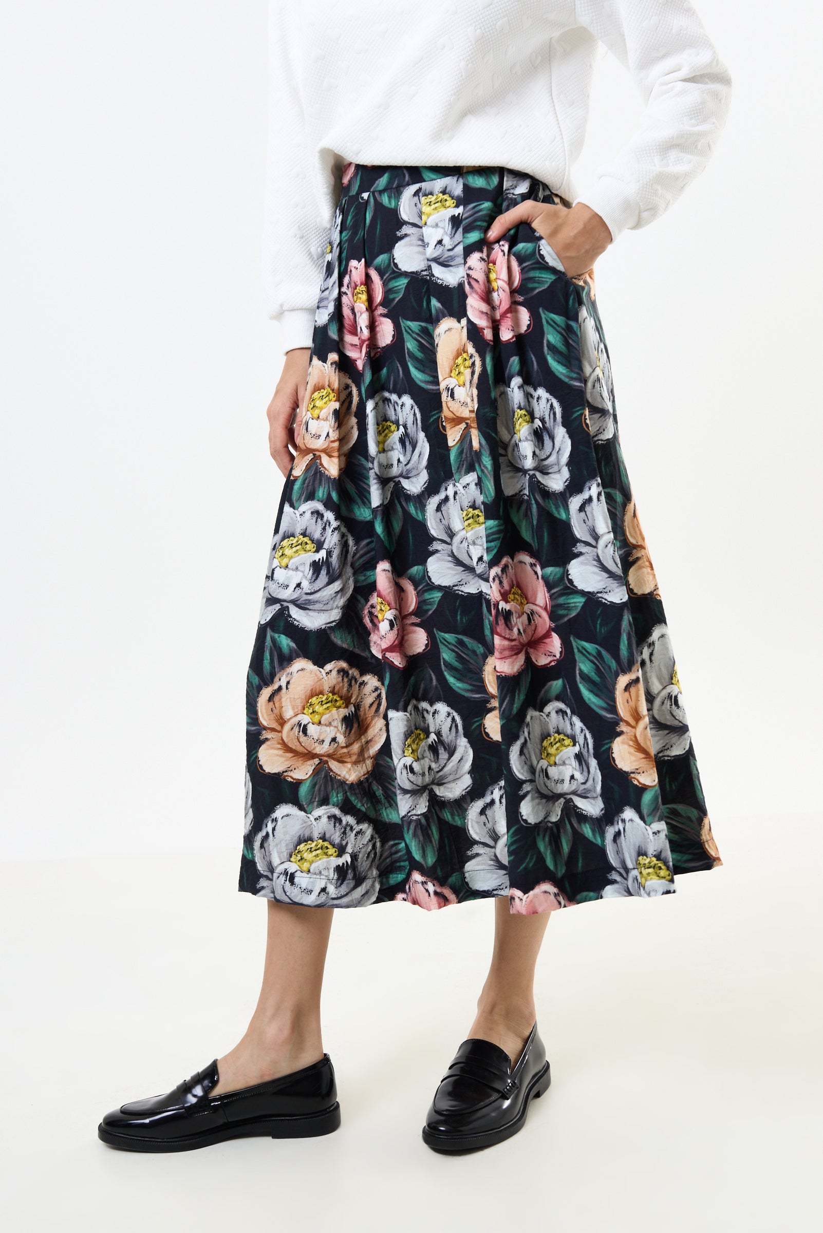 Lizea Peonies Print Pleated Midi Skirt - Black - Detail 2