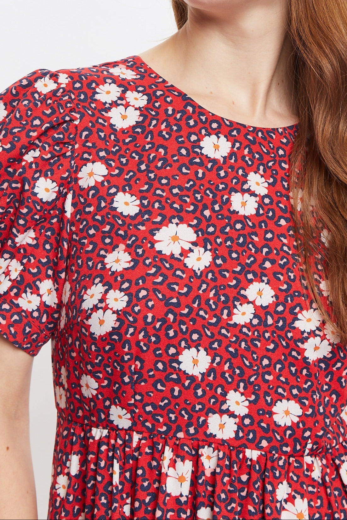 Louche Stasia Roaring Daisy Print V Back Puff Sleeve Midi Dress - Red - Detail 3
