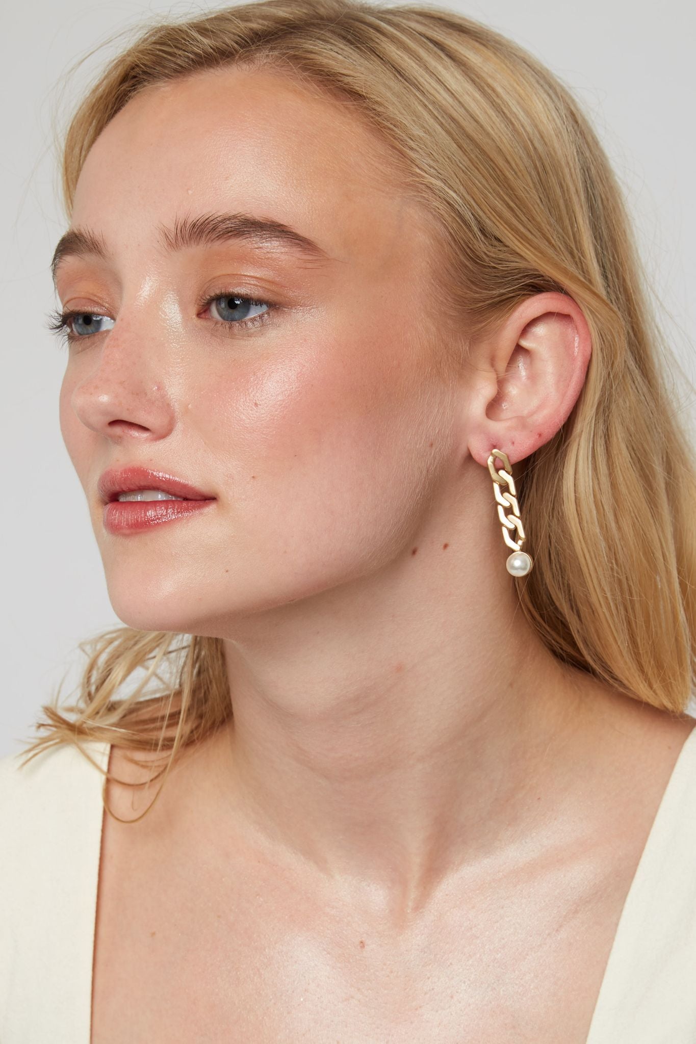 Louche Shem Pearl Drop Earring - Detail 1