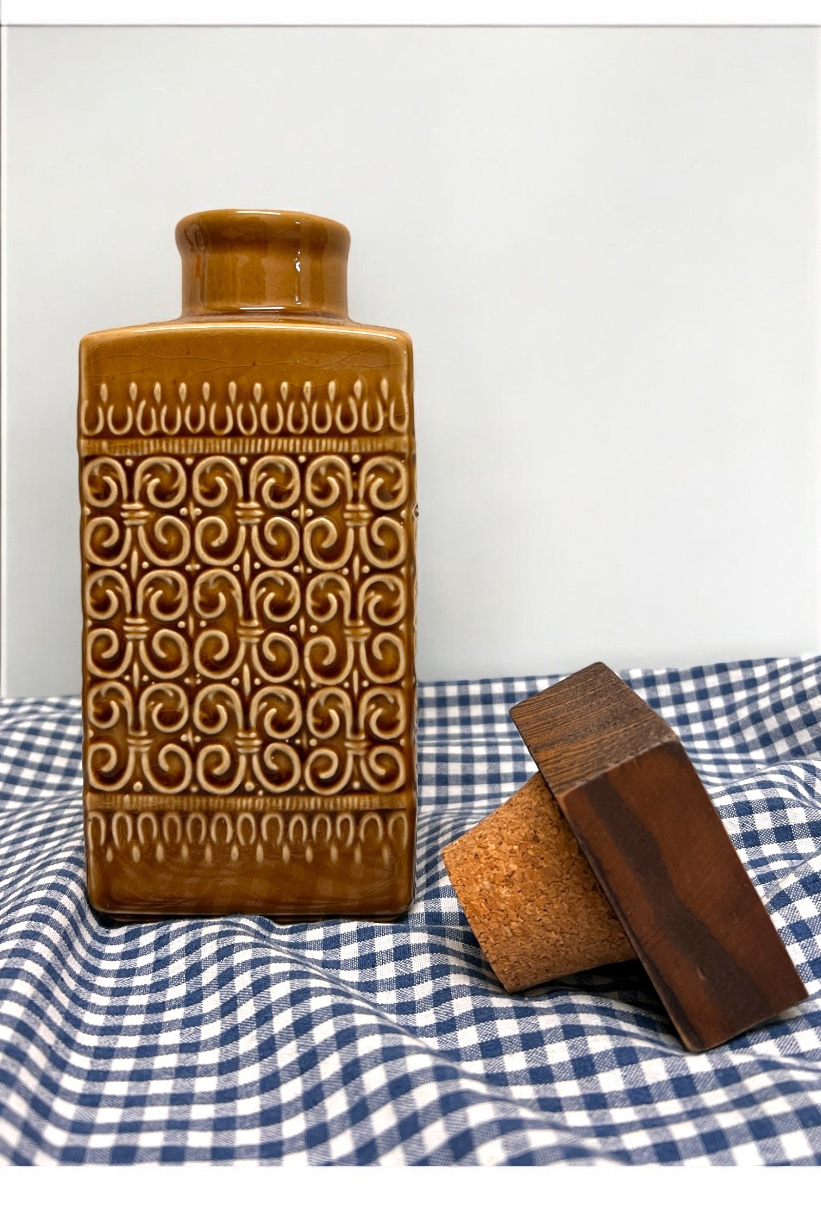 Vintage Style Brown Patterned Bottle - Detail 1