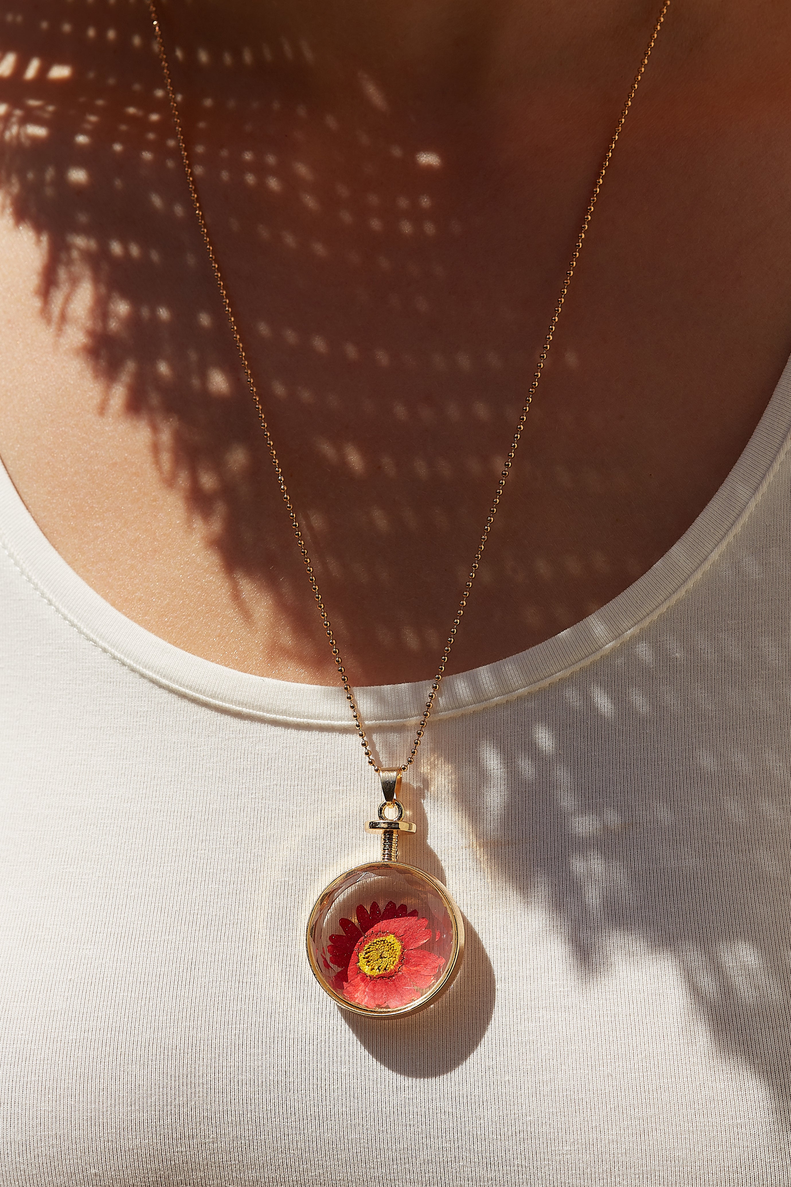 Louche Bani Daisy Inlay Pendant Necklace - Red