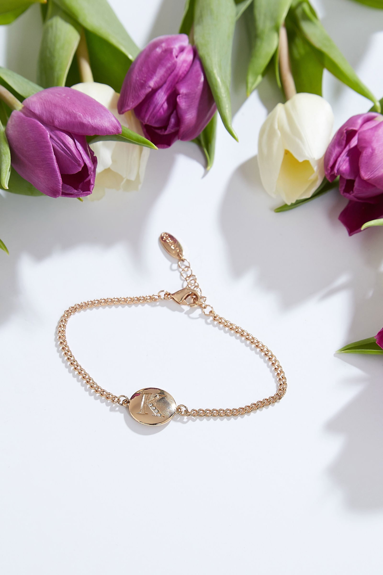 Louche Emily Personal Letter Disc Bracelet Gold - Detail 2