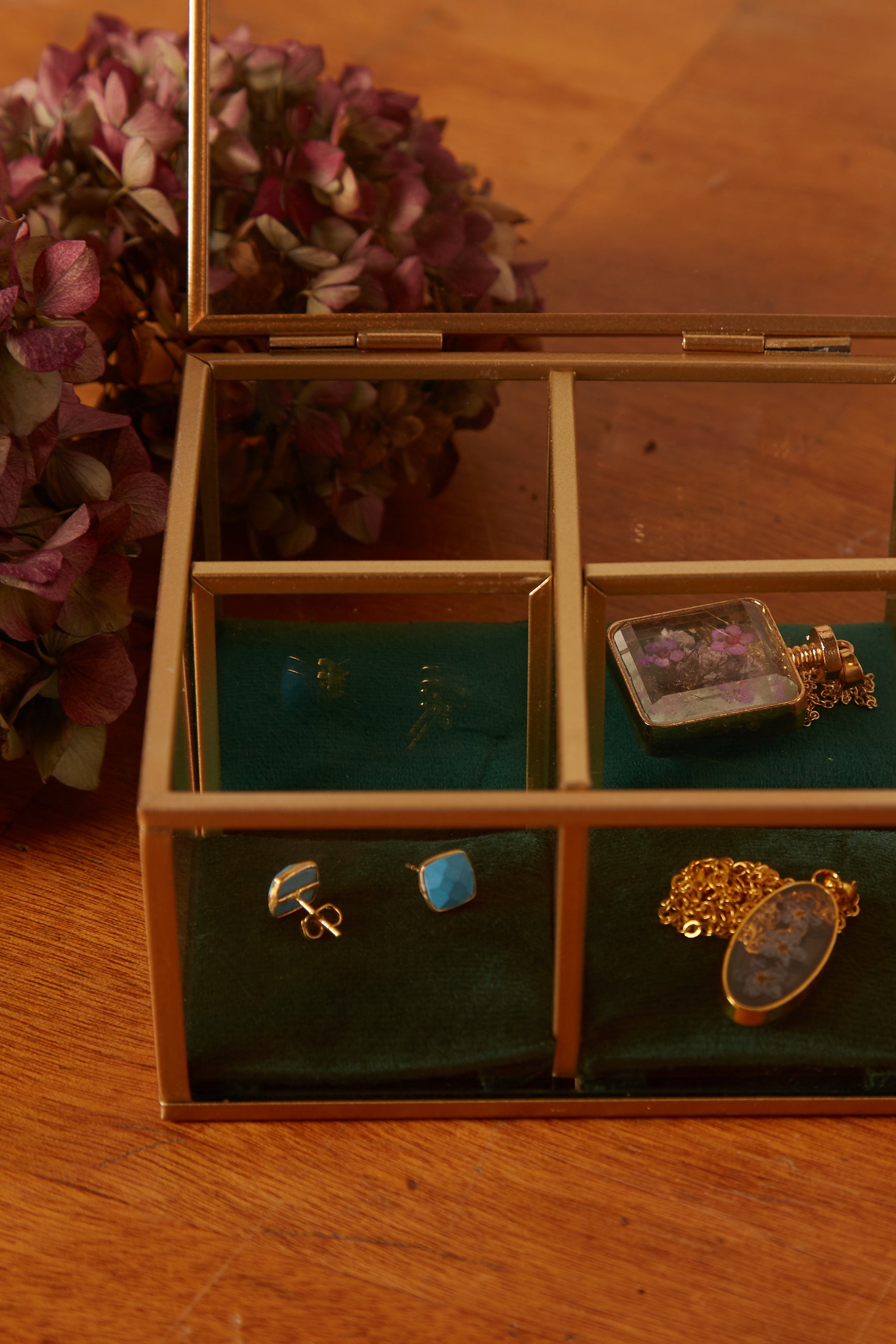 Four Section Velvet Lined Glass Trinket Box - Green - Detail 1