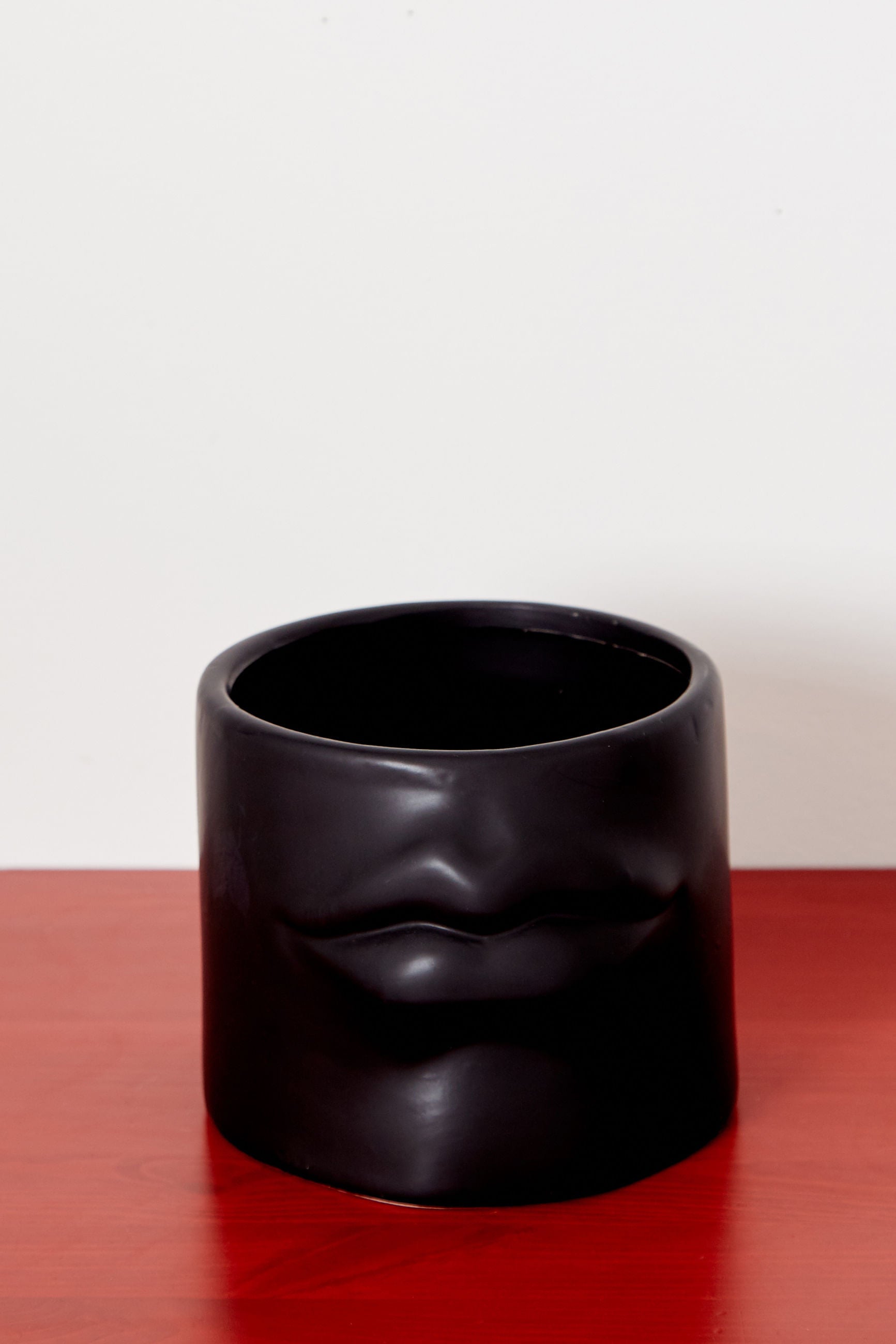 Relief Lips Planter Black - Detail 1