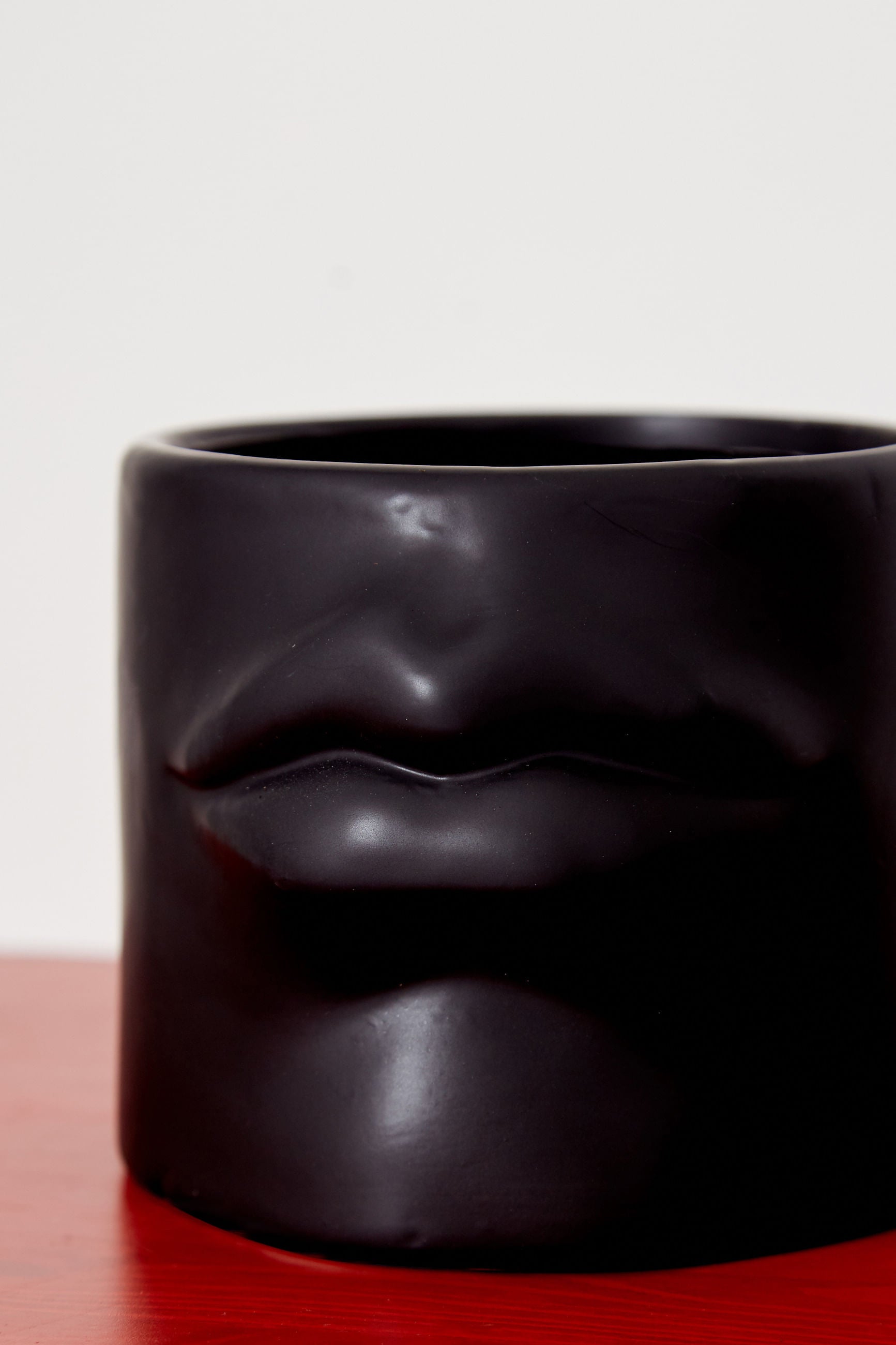 Relief Lips Planter Black - Detail 2
