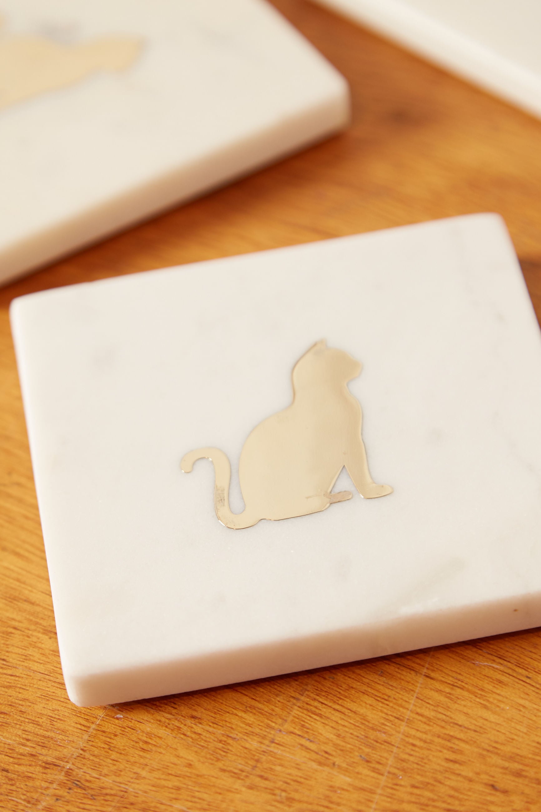 Set Of 4 Marble Coasters With Metallic Cat Design Ecru - Detail 1