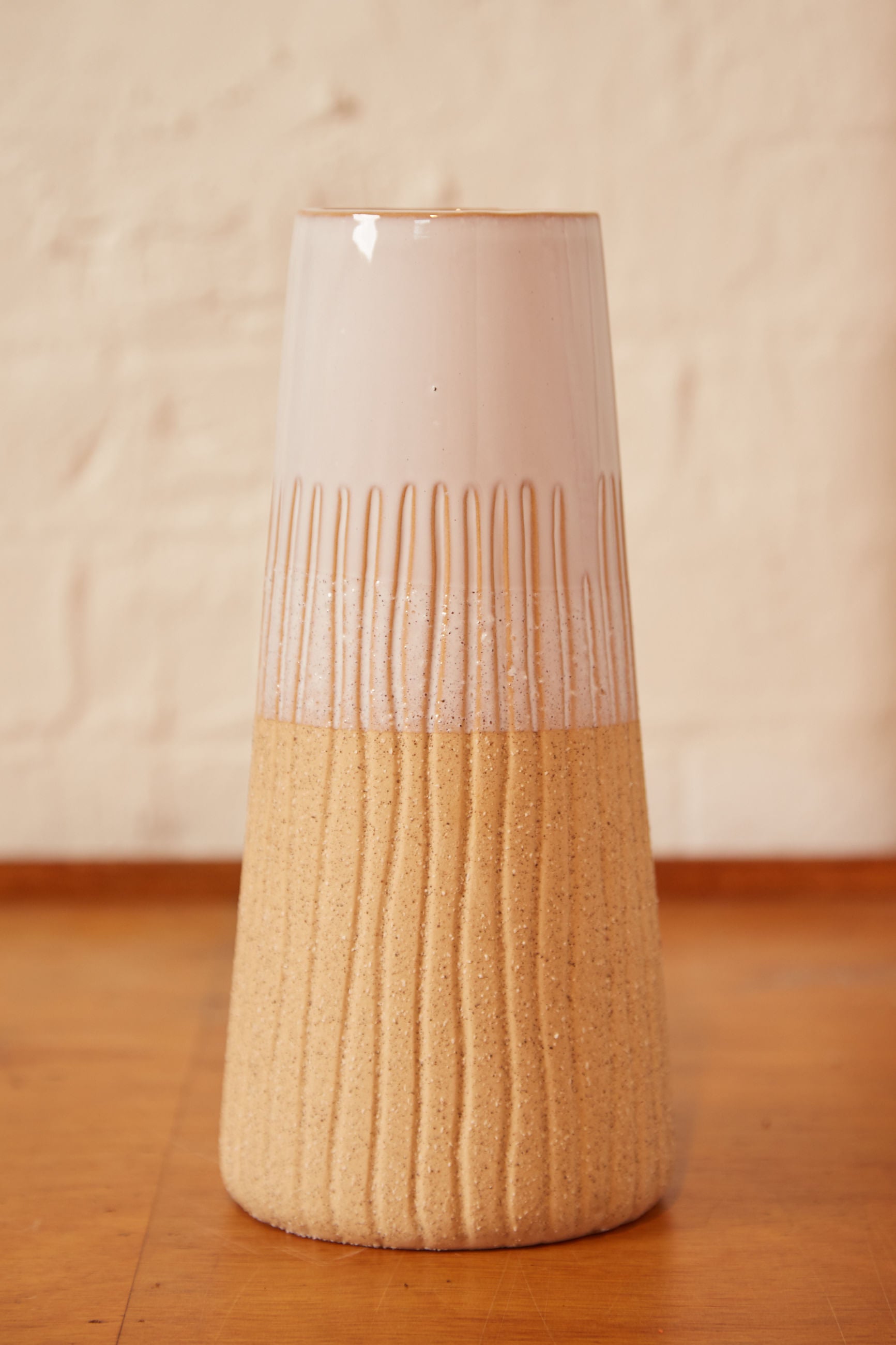 Glazed White And Terracotta Etched Vase - Detail 1